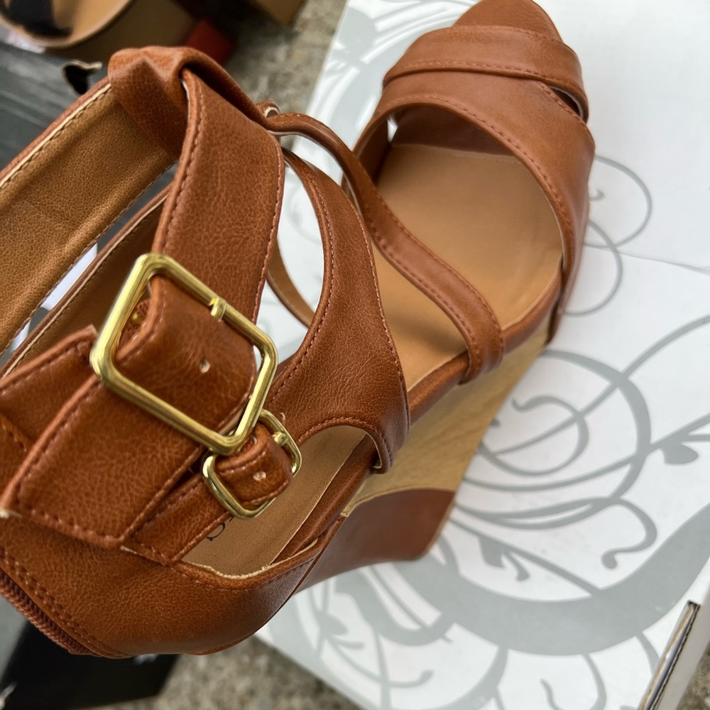 Brown wedge